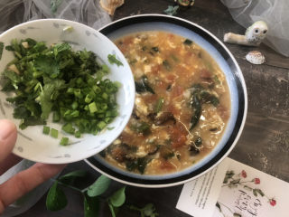 33、西红柿面疙瘩,撒上葱绿香菜碎即可