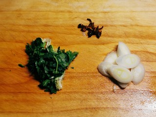 2、萝卜白菜汤,葱切片 香菜切小段  