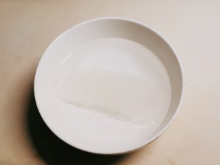 3、萝卜白菜汤,粉丝泡水。