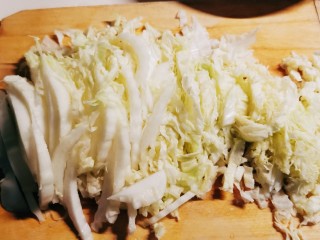 4、萝卜白菜汤,白菜切条状。