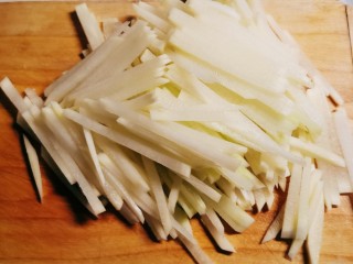 5、萝卜白菜汤,萝卜切细条。