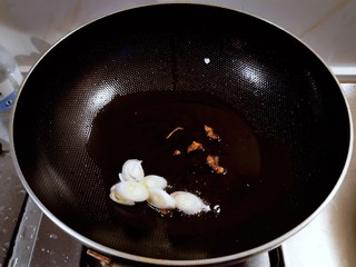 6、萝卜白菜汤,起油锅放入食用油，油热后放入八角、葱片炒香。