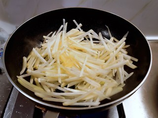 7、萝卜白菜汤,放入萝卜条翻炒断生。