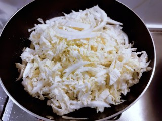 8、萝卜白菜汤,放入白菜翻炒断生