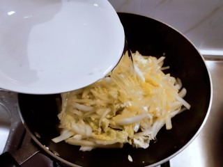 9、萝卜白菜汤,倒入适合家人量的清水。