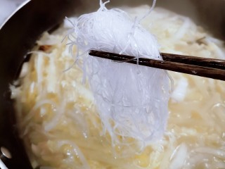 11、萝卜白菜汤,放入粉丝。