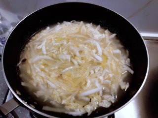 10、萝卜白菜汤,大火烧开。