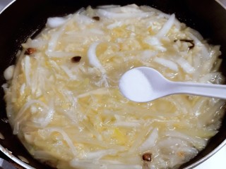12、萝卜白菜汤,放入盐调味。