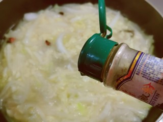 13、萝卜白菜汤,放入胡椒粉增香。