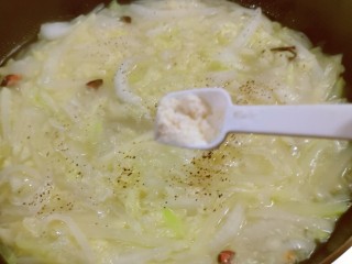 14、萝卜白菜汤,放入鸡粉增鲜。