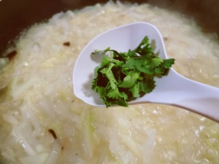 15、萝卜白菜汤,放入香菜，关火出锅。