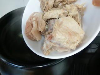 4、莲藕玉米排骨汤,下入焯好的排骨烧开，转中小火炖一个小时。