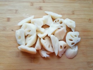 5、莲藕玉米排骨汤,莲藕去皮洗干净切成滚刀块，用水泡上备用。