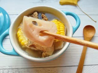 13、莲藕玉米排骨汤,莲藕绵软。