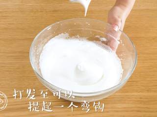6、12m+宝宝蒸蛋糕（宝宝辅食）,继续打发至可以提起一个弯钩~