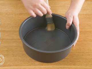 11、12m+宝宝蒸蛋糕（宝宝辅食）,模具刷油，我这个是8寸的蛋糕模具，你们可以用不锈钢盘，只要蒸锅能放下就行，玻璃的就别放了，亲测会炸~