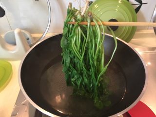 4、荠菜馄饨两吃,荠菜洗净后川烫到软起锅放凉