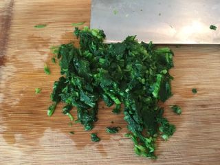 6、荠菜馄饨两吃,切细即可