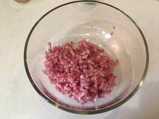 7、荠菜馄饨两吃,找一只大碗，猪肉糜放进去