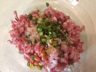 8、荠菜馄饨两吃,馄饨调味料放进去