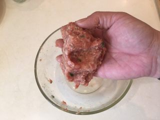 11、荠菜馄饨两吃,还是用手…我喜欢用摔打的方式