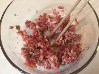 10、荠菜馄饨两吃,混合均匀，最好用手啦！我这是为了拍照…