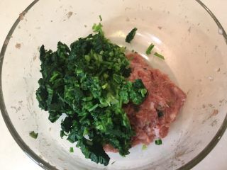 13、荠菜馄饨两吃,这时候加入荠菜末