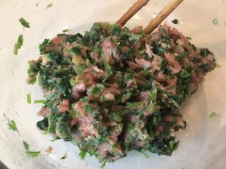 14、荠菜馄饨两吃,混合搅拌均匀