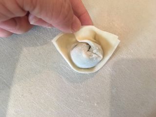 18、荠菜馄饨两吃,然后两边的角往中间拉起重叠粘住！