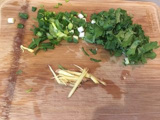 20、荠菜馄饨两吃,馄饨汤配料：葱花、香菜末、姜丝