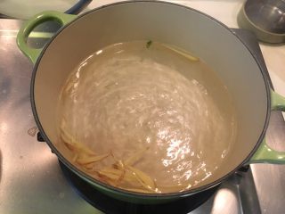 22、荠菜馄饨两吃,起汤锅，先丢姜丝