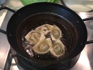 23、荠菜馄饨两吃,下油锅！慢火炸到金黄酥脆即可