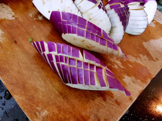 3、糖醋茄子,在茄子表面划刀，改刀斜切一口大小