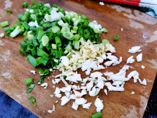 6、糖醋茄子,蒜，姜，蒜切末