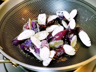 8、糖醋茄子,茄子拍上干粉，入锅炸