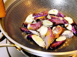 9、糖醋茄子,炸至微软即可捞出控油