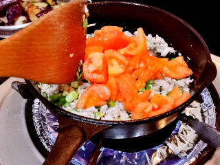 11、糖醋茄子,加入西红柿，糖，高汤