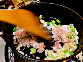 10、糖醋茄子,葱姜蒜爆香，加入肉末炒熟