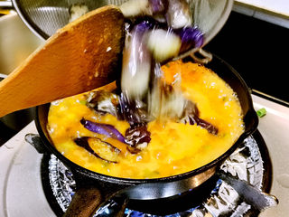 12、糖醋茄子,煮开后加入炸好的茄子