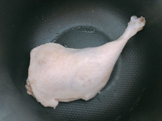 6、老鸭煲,把鸭腿捞出来，冲洗干净，放入电饭煲，加入清水先炖上一个小时。