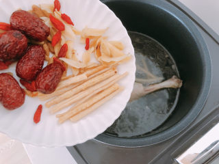 7、老鸭煲,一个小时之后，先加入沙参和百合。