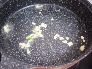 6、香煎豆腐,原锅留底油放入蒜末炒出香味