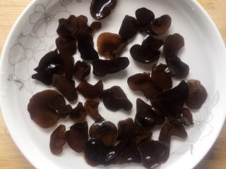 1、家常豆腐,黑木耳提前用温水泡发