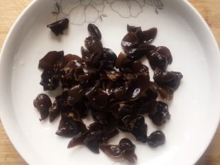 2、家常豆腐,然后撕成小块备用。