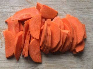 3、家常豆腐,胡萝卜去皮洗净，切成片备用。