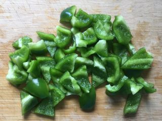4、家常豆腐,青椒洗净去籽，切成小块备用。