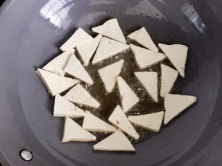 6、家常豆腐,热锅倒入适量油，油热后放入切好的豆腐煎下