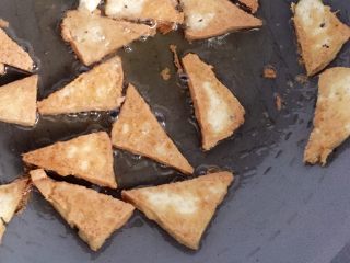 7、家常豆腐,煎至两面金黄后盛出备用。