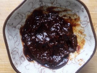 8、家常豆腐,豆瓣酱用勺子压碎备用。