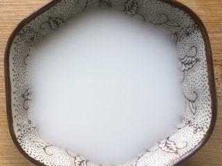 9、家常豆腐,少许干淀粉加入适量清水，搅匀成水淀粉备用。
